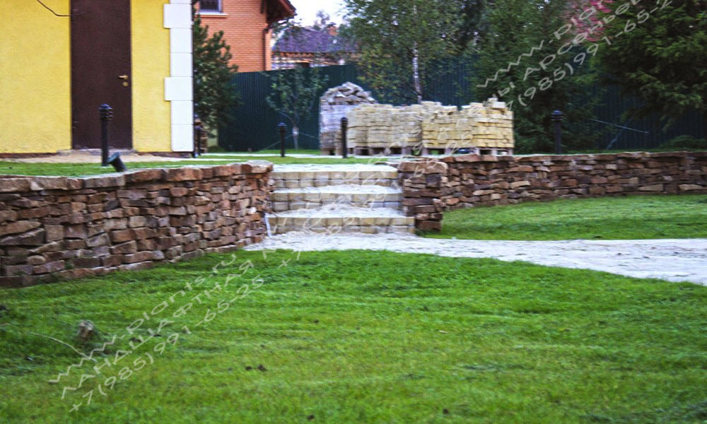 Проект участка с уклоном - подпорные стенки из натурального камня